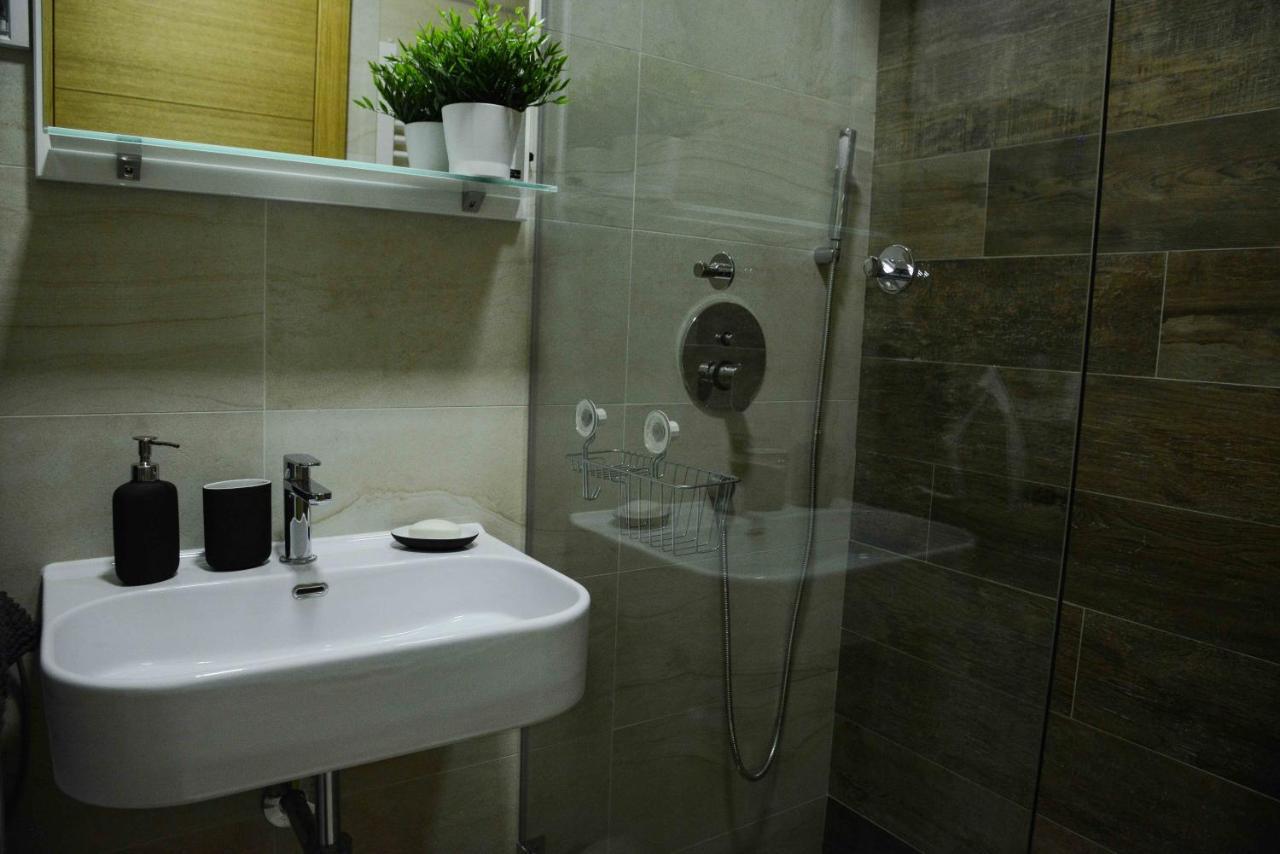 Tesla 70 Apartment With Secure Parking In The Garage Novi Sad Bagian luar foto
