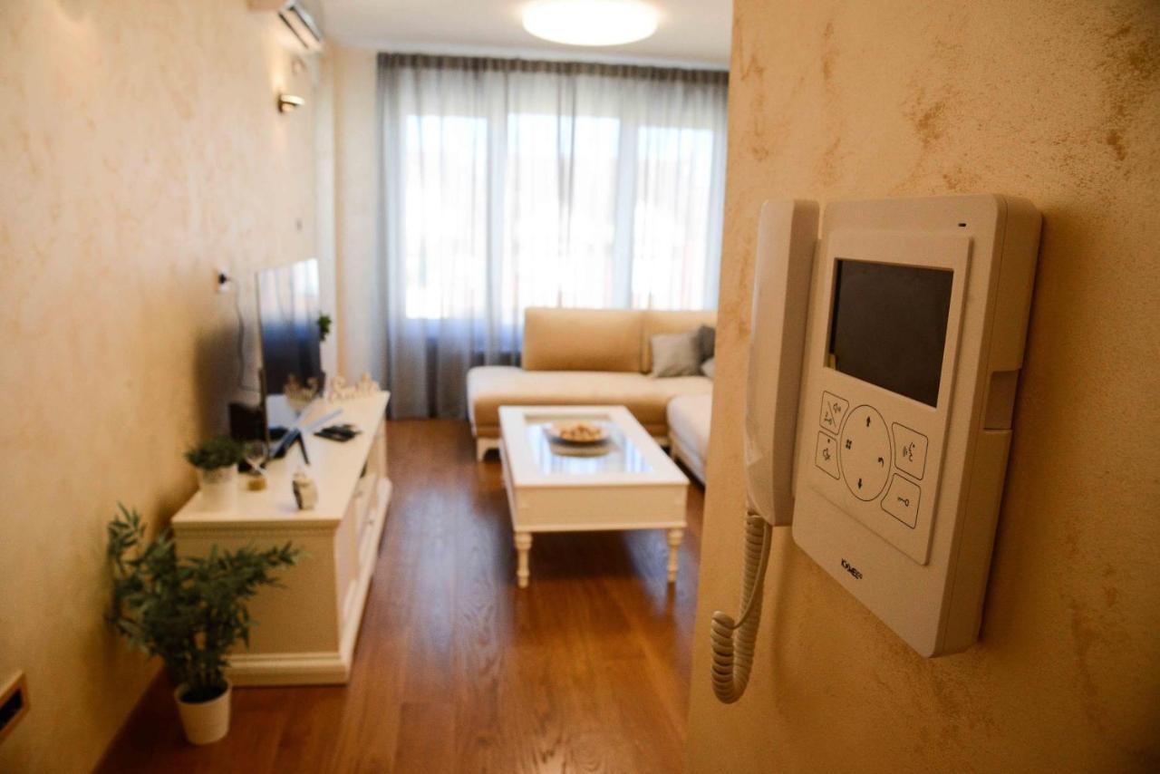 Tesla 70 Apartment With Secure Parking In The Garage Novi Sad Bagian luar foto